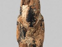Aeg H 20 RS  Aeg H 20, Rückseite, Ptolemäerzeit, Ptah-Sokar-Osiris-Statuette, Sykomorenholz, Bitumenüberzug, H mit Zapfen 32,7 cm, B 8,3 cm, T 6,7 cm